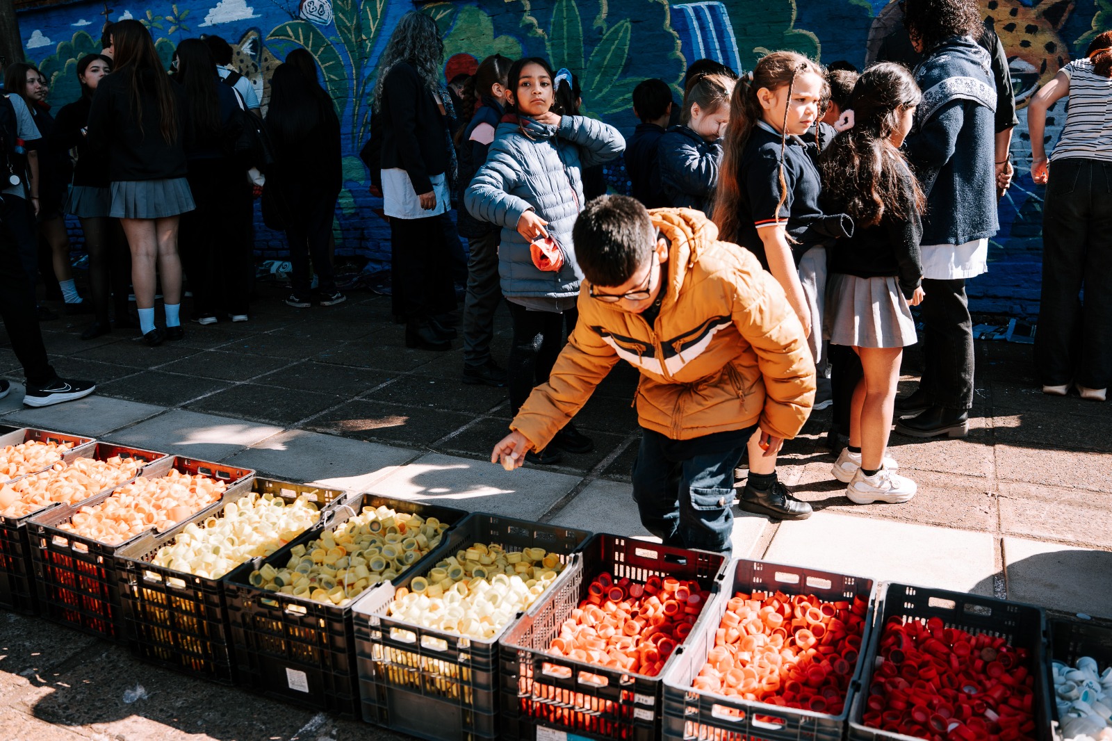 <p>Alumnos del primario convirtieron tapitas plásticas en arte urbano </p>